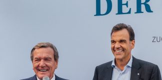 Gerhard Schröder beim Sommerfest der Gröner Group zugunsten des Wirtschaft kann Kinder e. V.: 200.000 EUR für den Safe-Hub der Oliver Kahn Stiftung und AMANDLA